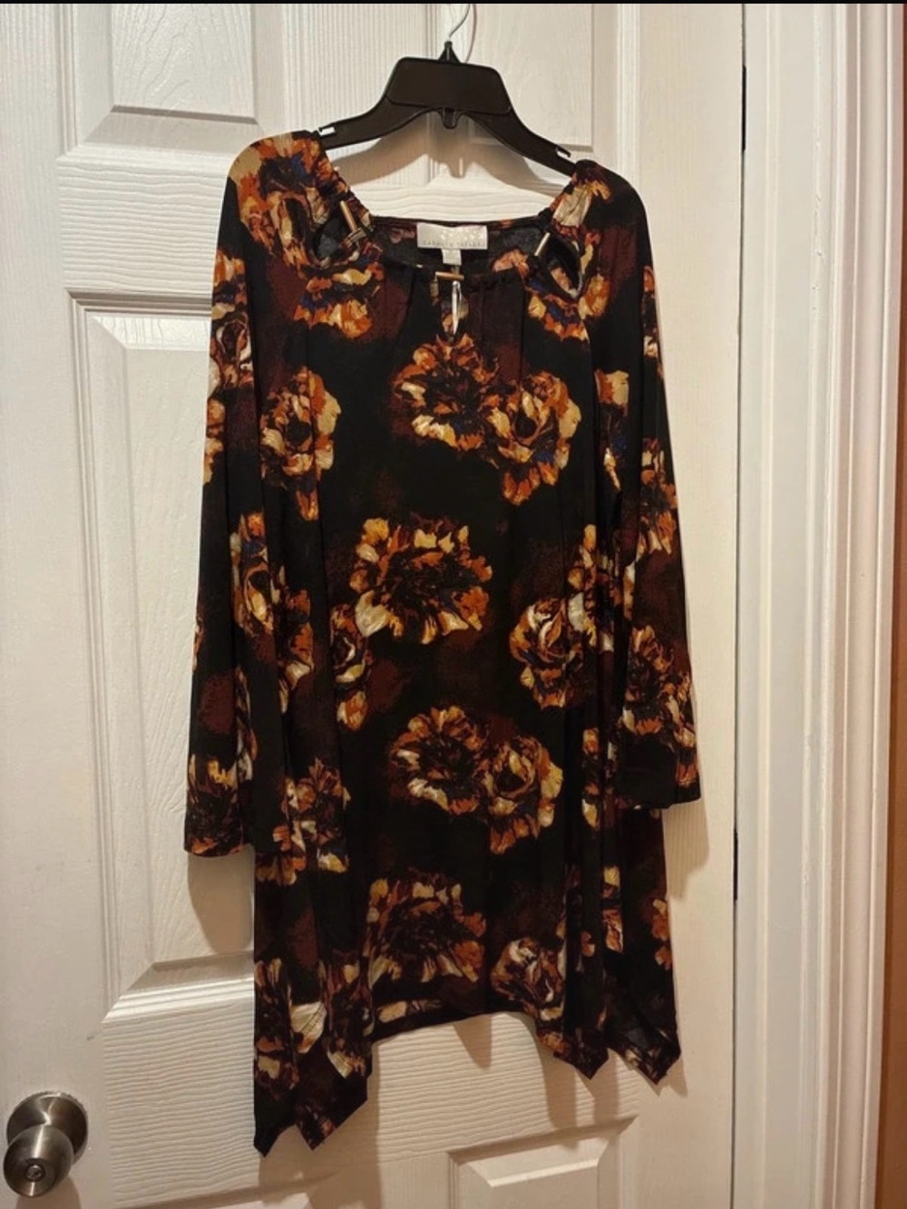 Carolyn Taylor long sleeve tunic blouse with asymmetrical hem. Size XL